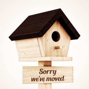 An illustrations by Mariaelena Caputi on the decline of bird populations in Europe caused by the increasing use of fertilizers and pesticides as well as by agricultural intensification. The illustration shows a now uninhabited birdhouse displaying a sign that reads, " We've moved”.